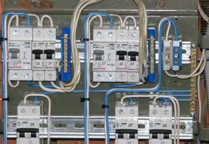 Правильное подключение автомата в щитке: инструкция и какие ошибки точно нужно не допускать