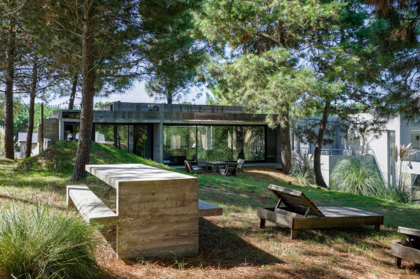 Бетонный дом в природных дюнах