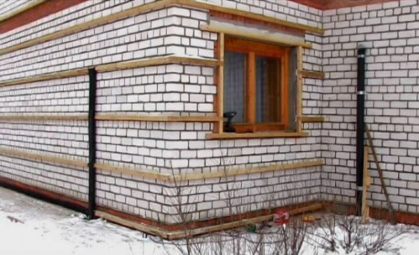 Утепление дома под сайдинг: каких ошибок важно избежать и какой материал лучше выбрать