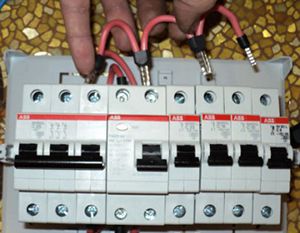 Правильное подключение автомата в щитке: инструкция и какие ошибки точно нужно не допускать