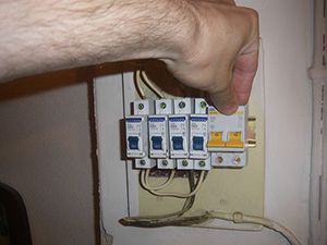 Правильное подключение автомата в щитке: инструкция и какие ошибки точно нужно не допускать