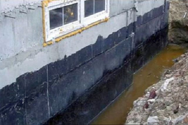 Отвод воды от фундамента дома своими руками: почему так важен и как сделать правильно