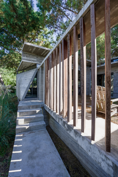 Бетонный дом в природных дюнах